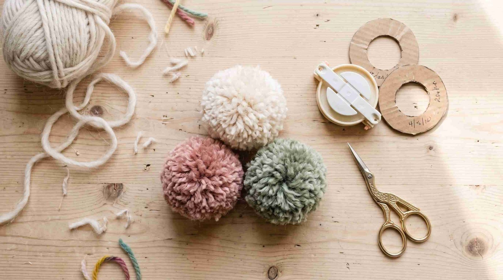 Learn how to make fluffy yarn pom poms using 3 easy methods! Discover expert tips for hand wrapping, cardboard templates, and pom-pom makers for full results (fluffy yarn pom poms).